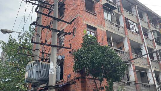 80年代红砖居民楼电线杆窗台市井生活等