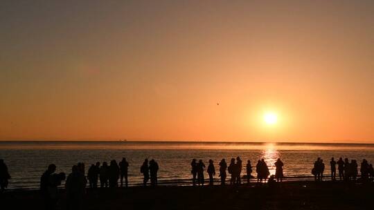 青海湖日出浪花