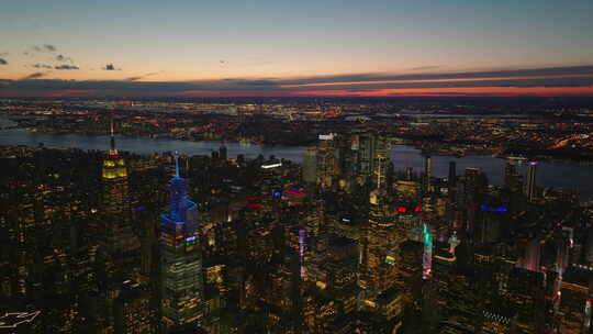 晚间市中心摩天大楼令人屏息的空中全景镜头