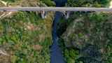 空中鸟瞰横跨乌拉河的冈甸桥。多莉后仰，倾斜以展示新的Ull高清在线视频素材下载