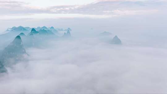 广西柳州喀斯特地貌山峰与云海航拍延时