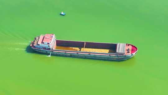 赣江上面的游船游轮船只船舶航拍自然风景