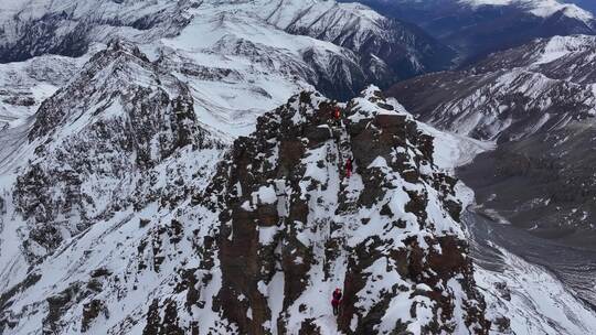 航拍攀登雪宝顶雪山的登山者通过骆驼背