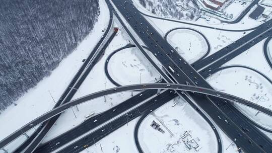 高速公路交叉口冬季积雪