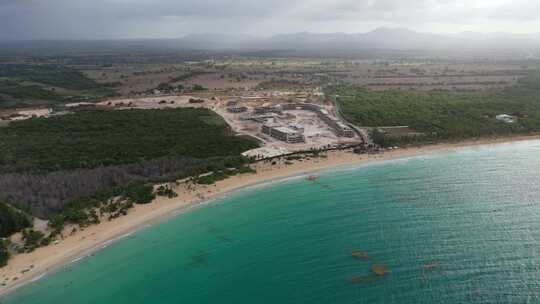 海滩边正在建设的度假村