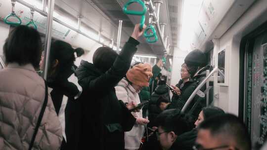乘坐北京地铁的人们