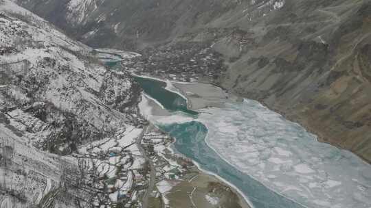 山谷雪山俯瞰