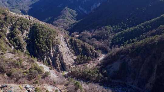 从空中看法国阿尔卑斯山的艾格伦峡谷