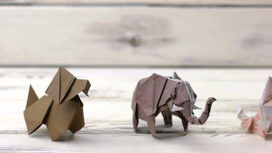 木制背景上的折纸动物集。