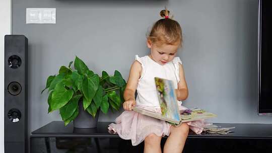 小女孩在家看书