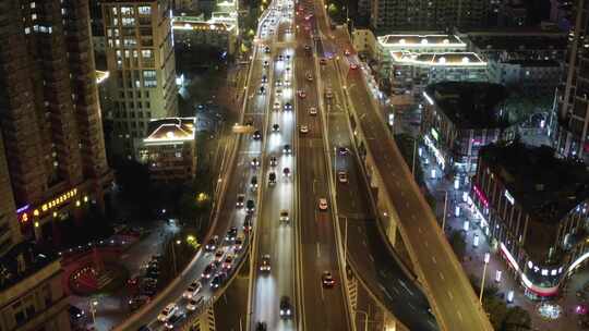 中国上海夜间道路上行驶的车辆鸟瞰图。