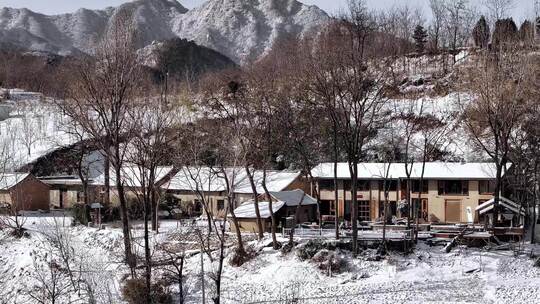 秦岭山里雪后村庄农家小院