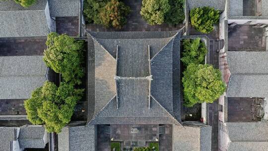 航拍视角中式建筑屋顶特写江南风光