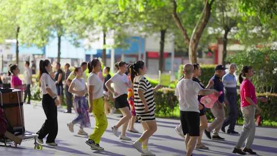 4K高清实拍夏天女人跳广场舞