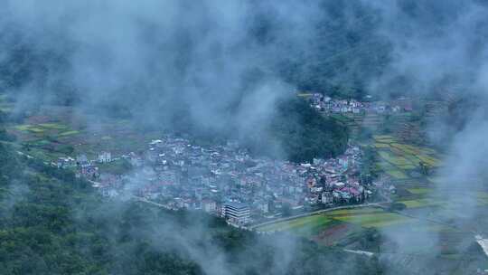 云雾环绕的乡村俯瞰景观