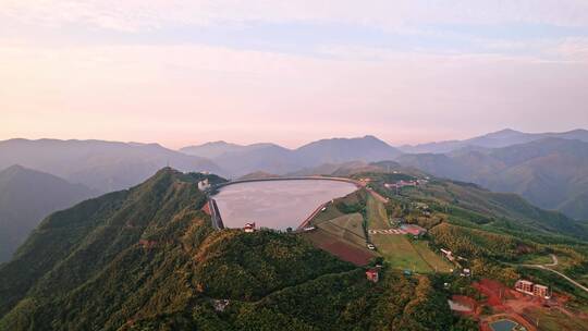 航拍夕阳下青山顶山美丽的湖州安吉江南天池