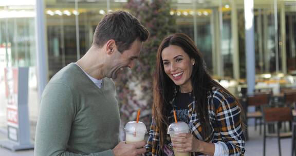 情侣在享受咖啡