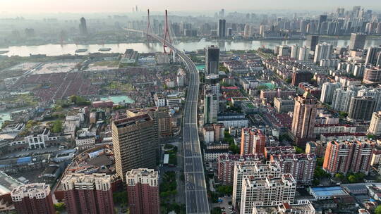 上海疫情防控空荡的杨浦大桥