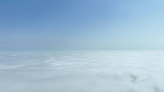 云层之上的飞机高空云海航拍蓝天白云风光