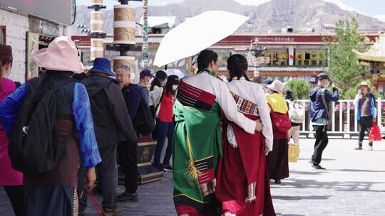 西藏拉萨大昭寺八角街藏袍慢动作视频素材模板下载