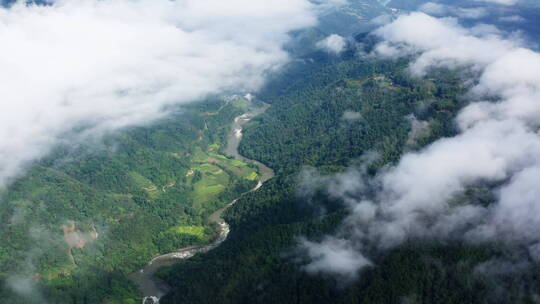 云海下的峡谷中的江河视频素材模板下载