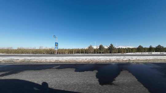 开车行驶在雪后公路 车窗外雪景