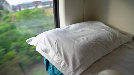 特写火车卧铺上的枕头