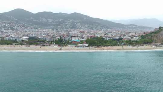 多雨的沿海平静的空沙滩椅天线