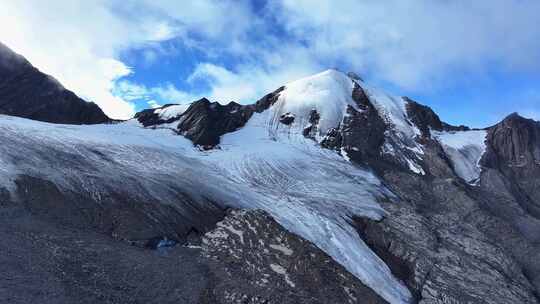 航拍四川甘孜云雾缭绕的乌库楚雪山风光