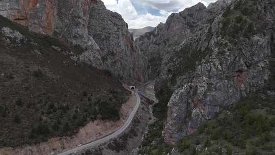 G214唐蕃古道类乌齐县吉曲峡谷航拍风光