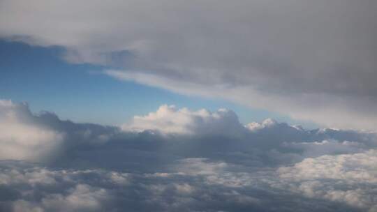 从新疆飞往西安的航班上拍的云海