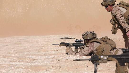 美国士兵在进行射击和手榴弹训练