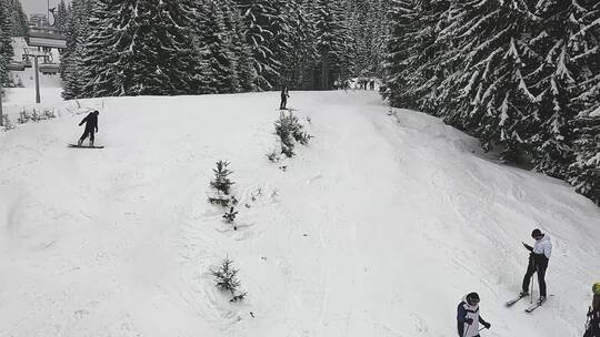 高角度观看滑雪者