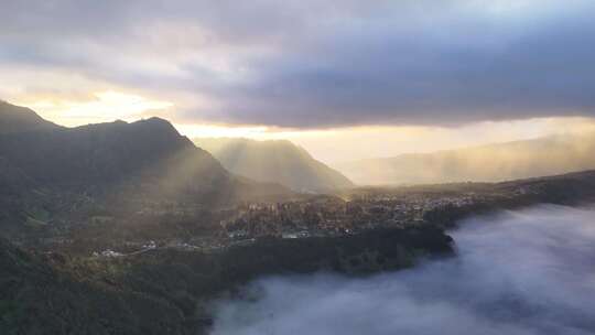 日出照耀下的山村美景