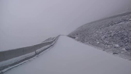 开车行驶在四姑娘山景区道路上的第一视角