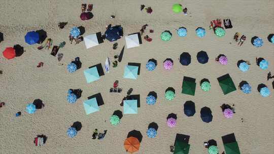沿着伊帕内玛海滩的海滩伞平移。
巴西里约热内卢，无人机4k
空中自然+T