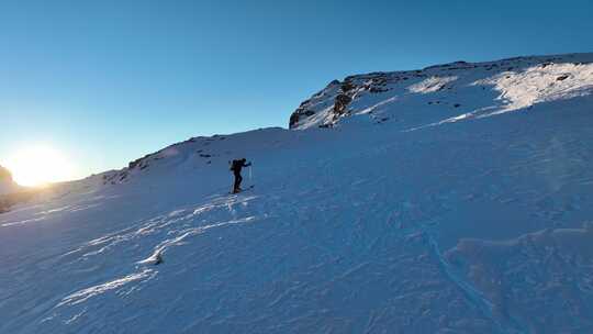 航拍山峰雪山登山攀登励志企业精神2024年会