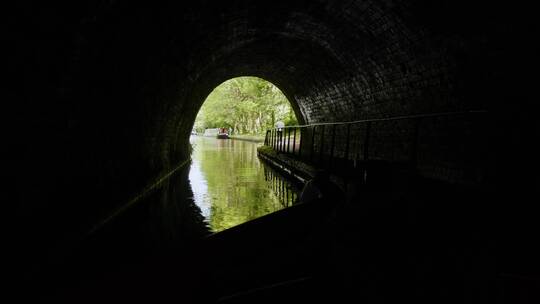 英国北威尔士运河窄船过水洞水道
