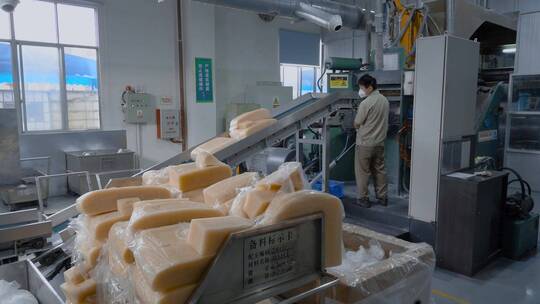 橡胶工厂视频准备投入生产线的黄色生橡胶块