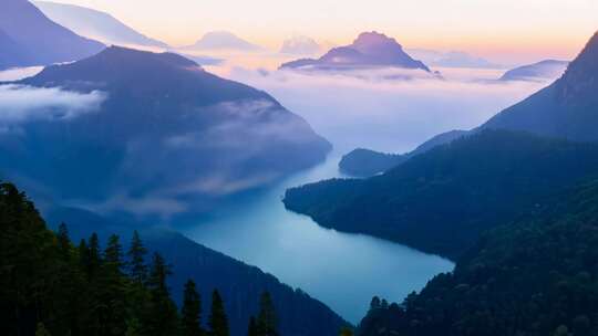 云雾缭绕 山峰若隐 仙境梦幻风光