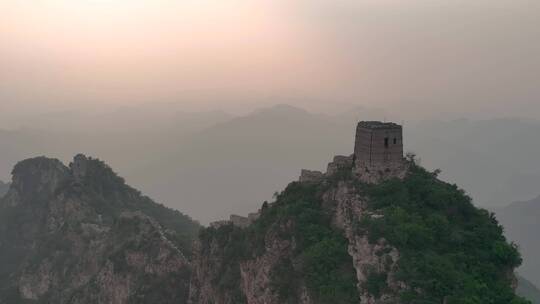 航拍明代古长城夕阳下的绝美风光特写