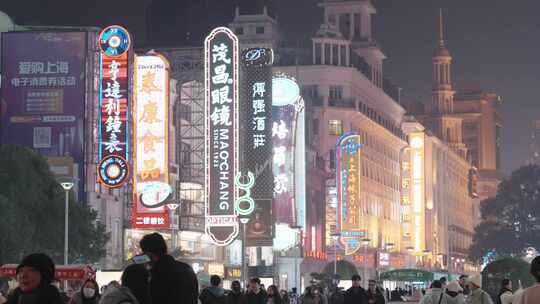 上海南京东路霓虹灯夜景人流