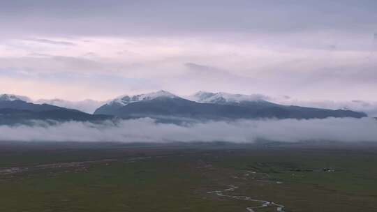 草原雪山