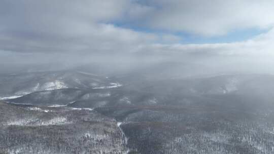 冷空气迷漫的寒冬山林雪景