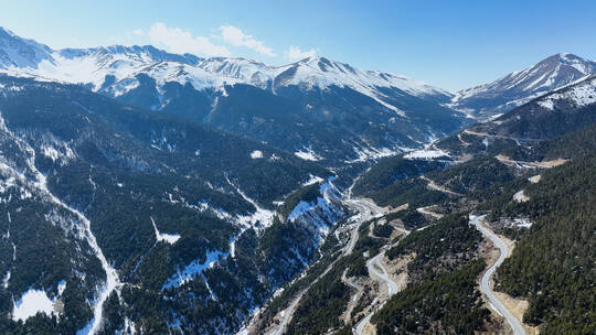 航拍雪山 盘山公路 延绵 蓝天白云 森林