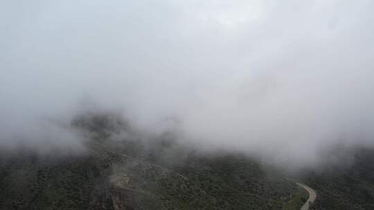 航拍大青山 穿云 草原 大山 高原 草原