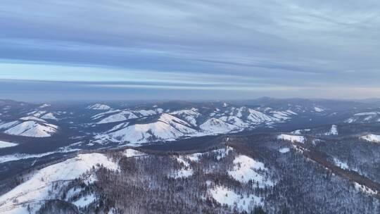 航拍大兴安岭冰雪山峦山林