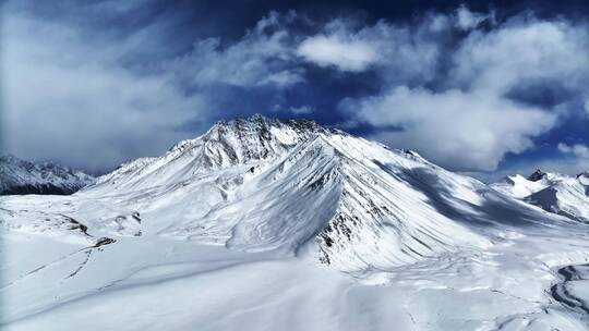 西藏纯净雪山航拍