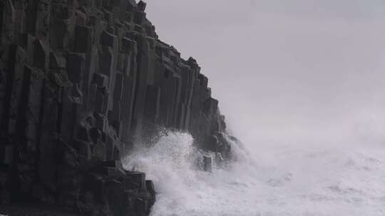 雷尼斯兰加海滩，冰岛，悬崖，海浪