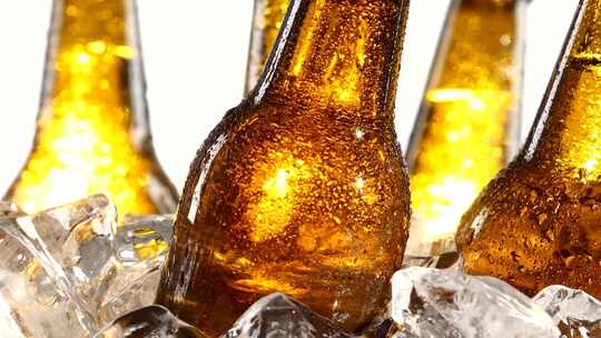 啤酒节的容量是一瓶瓶啤酒在冰，白色背景